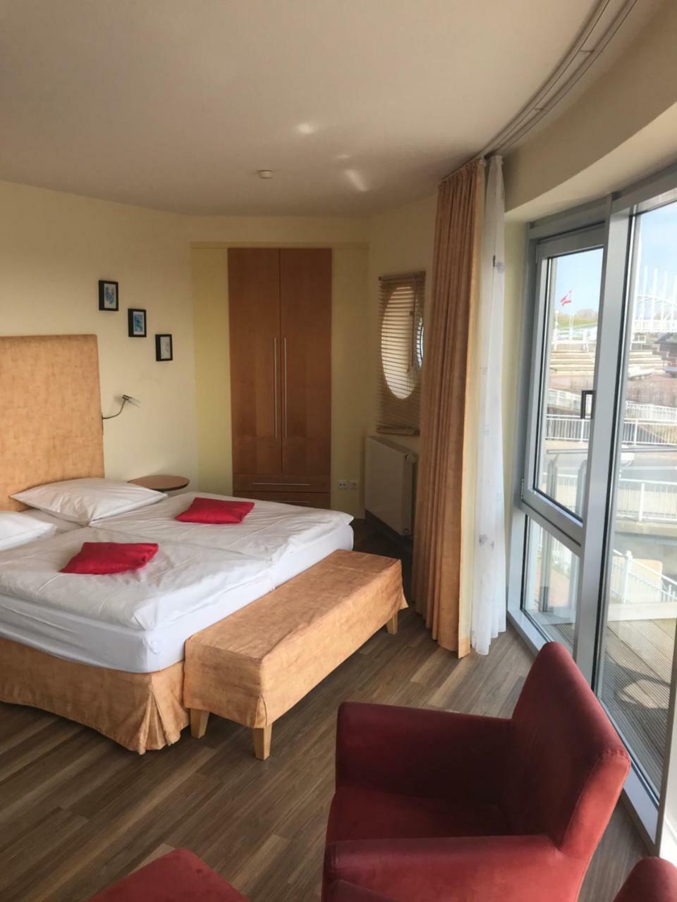 Nordseehotel Benser Hof Am Hafen ベンサージール エクステリア 写真